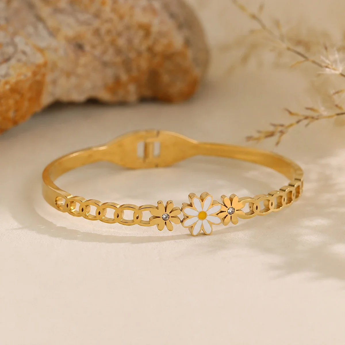Photo produit : Bracelet à maillons marguerites, fleurs blanches, acier inoxydable plaqué or 18K