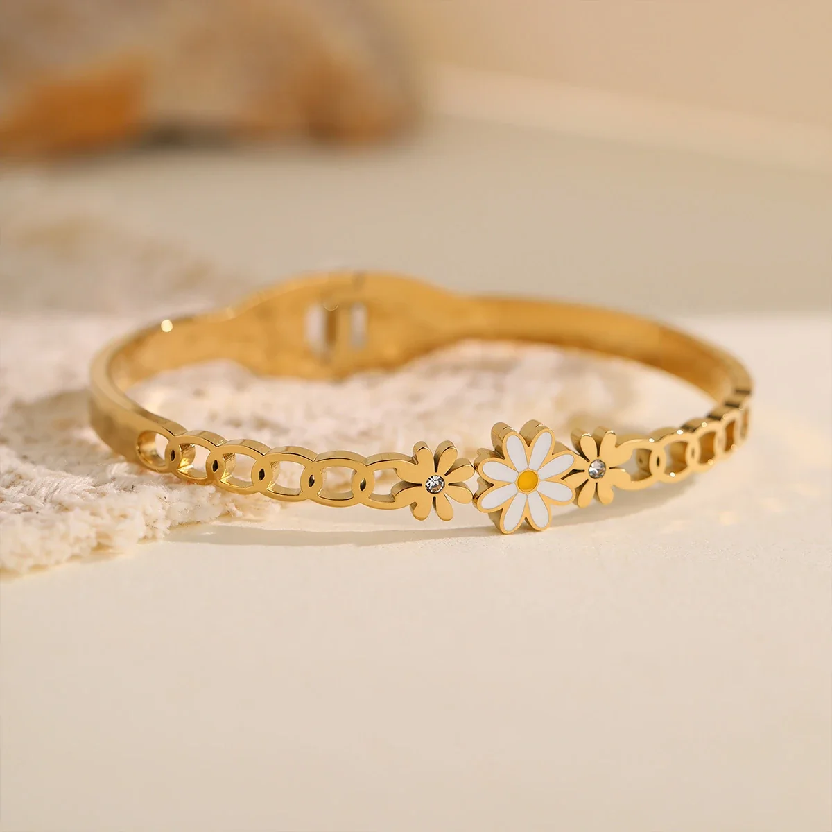 Photo produit : Bracelet à maillons marguerites, fleurs blanches, acier inoxydable plaqué or 18K