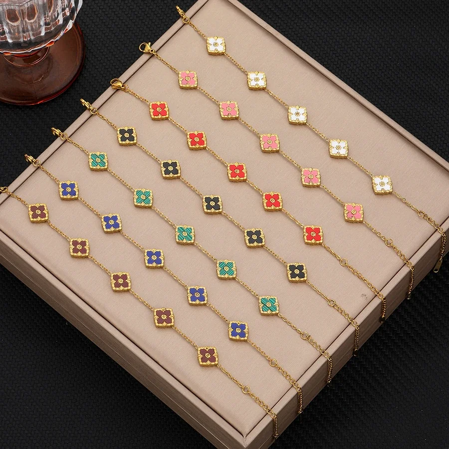 Photo produit : Bracelet chaîne à cinq fleurs en acier inoxydable plaqué or 18K