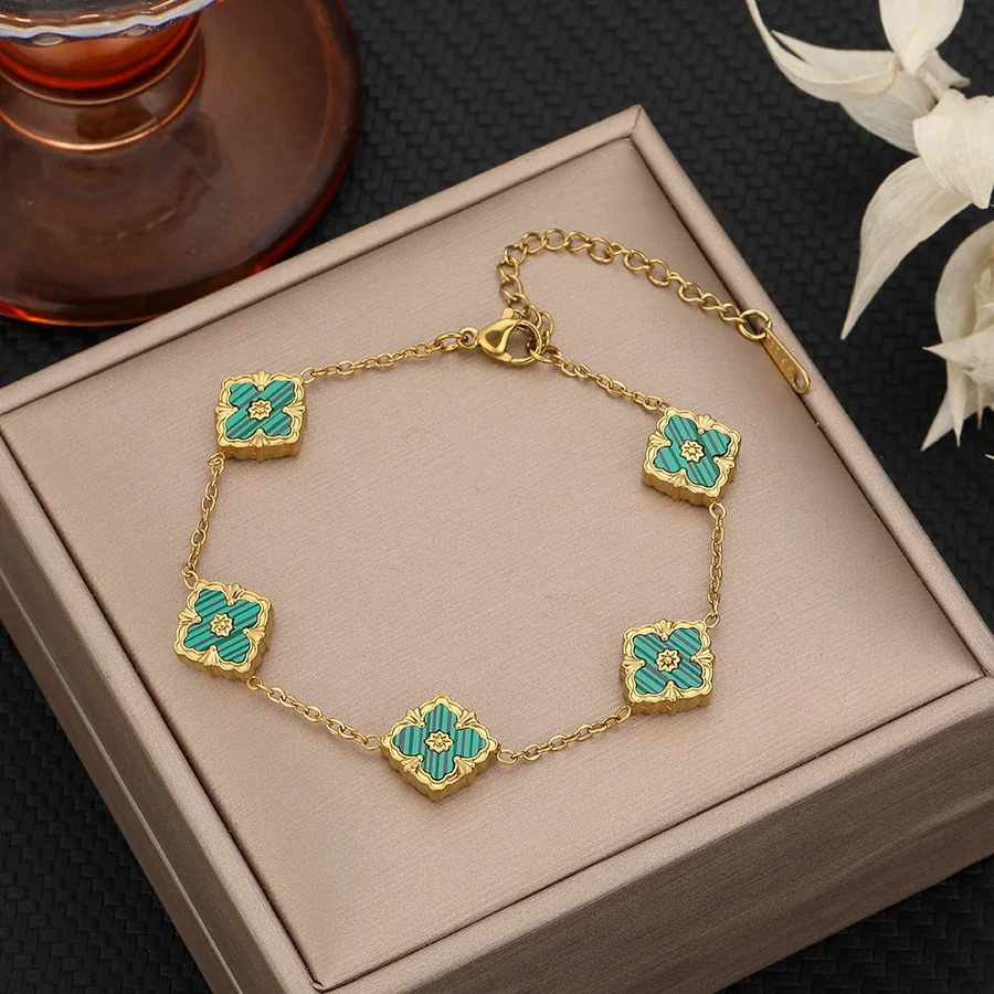 Photo produit : Bracelet chaîne à cinq fleurs en acier inoxydable plaqué or 18K