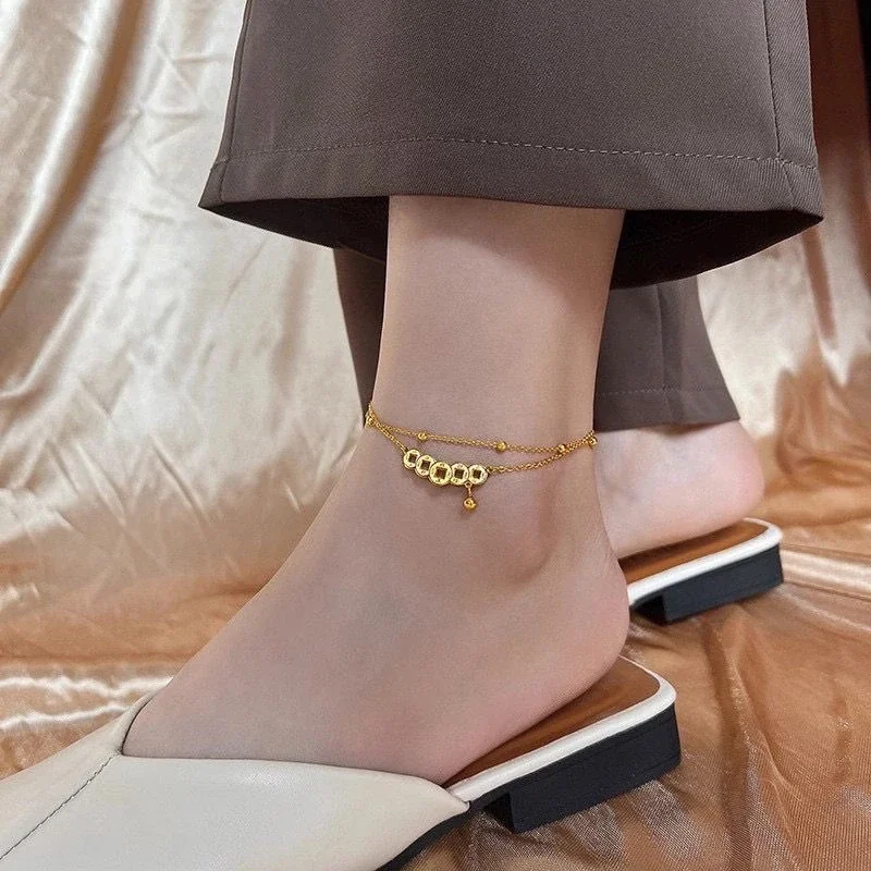 Produktfoto: Goldfarbenes Edelstahl-Fußkettchen mit Doppelkette, fünf Münzen und Glöckchen