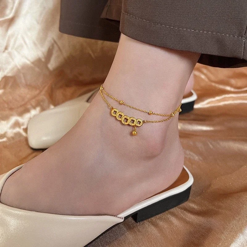 Produktfoto: Goldfarbenes Edelstahl-Fußkettchen mit Doppelkette, fünf Münzen und Glöckchen