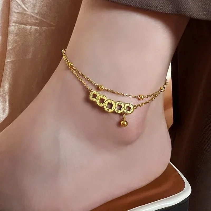 Produktfoto: Goldfarbenes Edelstahl-Fußkettchen mit Doppelkette, fünf Münzen und Glöckchen