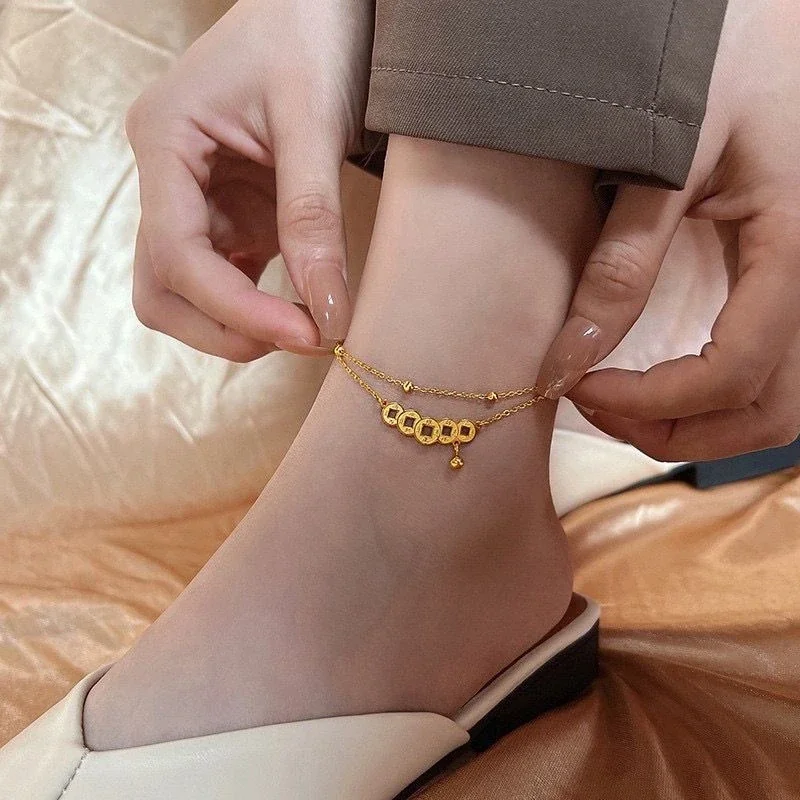 Produktfoto: Goldfarbenes Edelstahl-Fußkettchen mit Doppelkette, fünf Münzen und Glöckchen