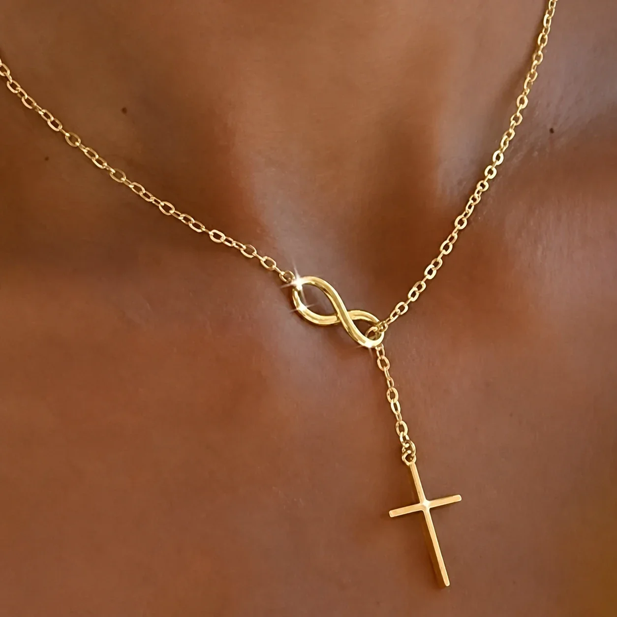Foto del producto: Collar acero inoxidable 316 con cruz infinita y cadena de cable, PVD dorado