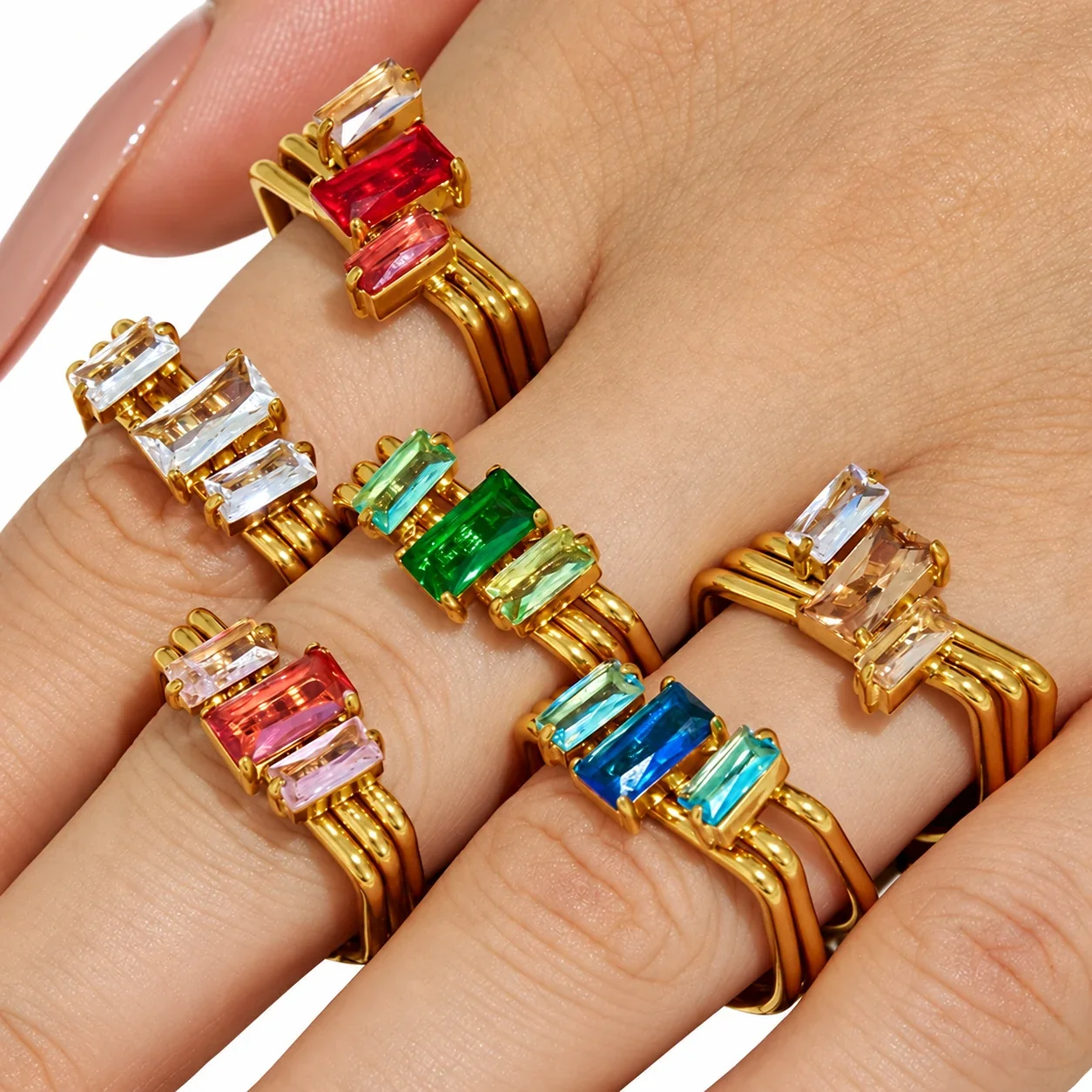 Produktfoto: Ring mit dreifacher Schiene und Baguette-CZ aus vergoldetem 316 Edelstahl