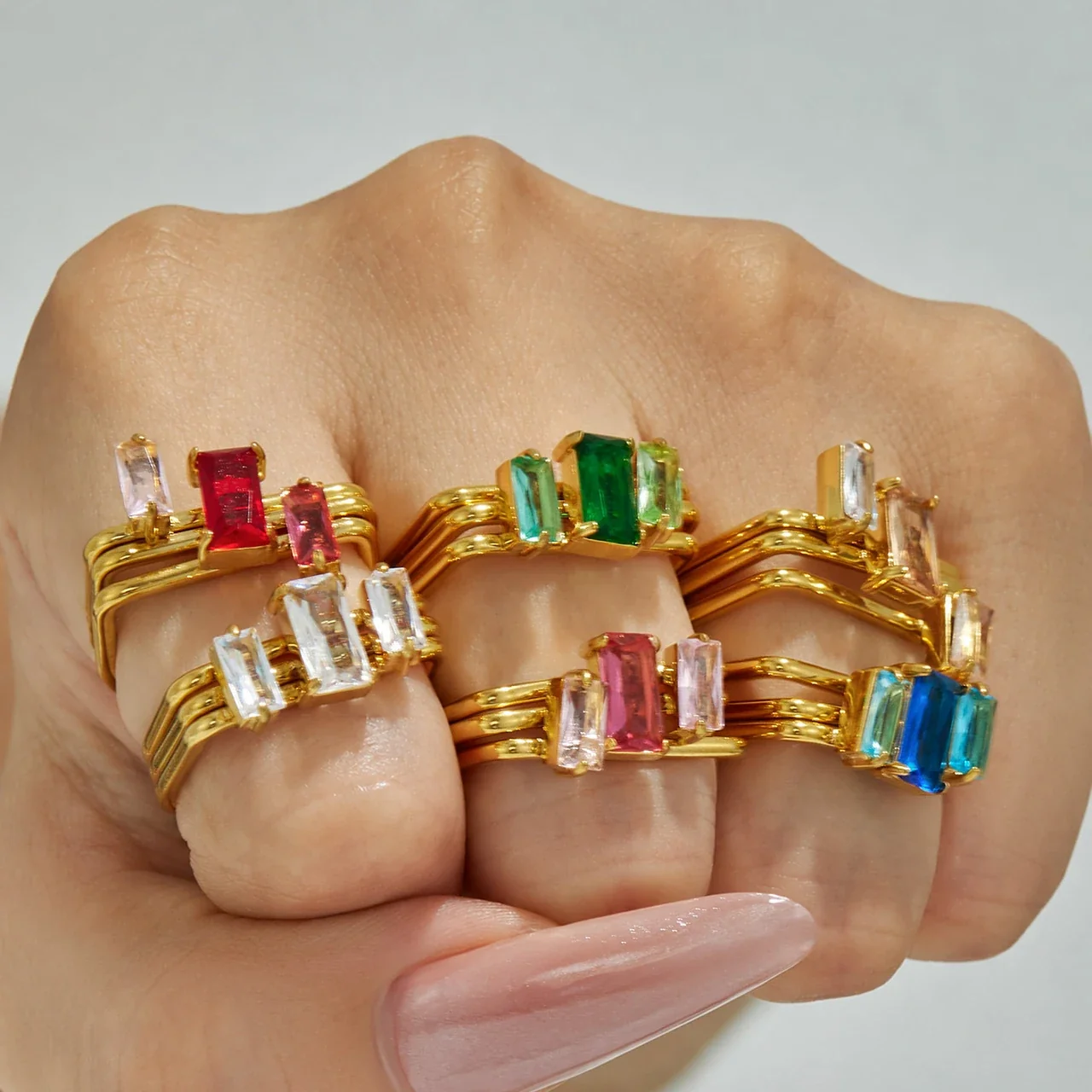 Produktfoto: Ring mit dreifacher Schiene und Baguette-CZ aus vergoldetem 316 Edelstahl