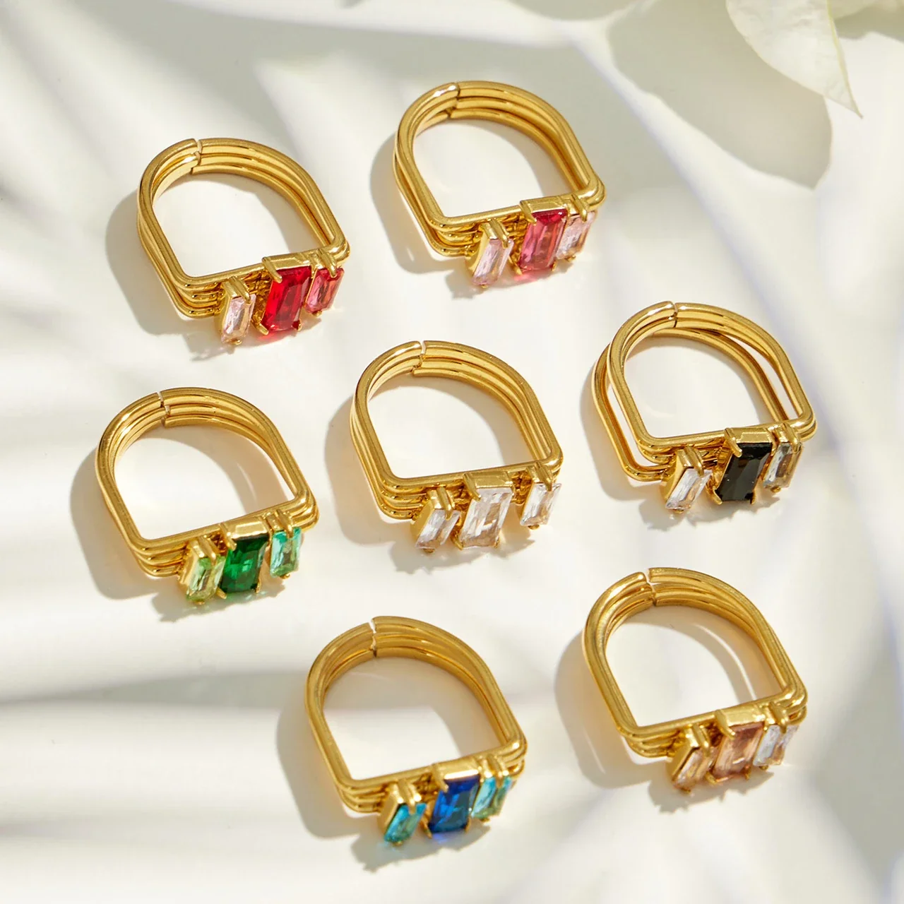 Produktfoto: Ring mit dreifacher Schiene und Baguette-CZ aus vergoldetem 316 Edelstahl