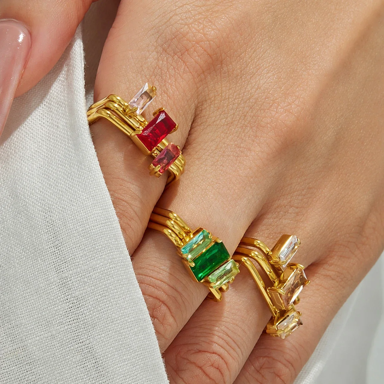 Produktfoto: Ring mit dreifacher Schiene und Baguette-CZ aus vergoldetem 316 Edelstahl