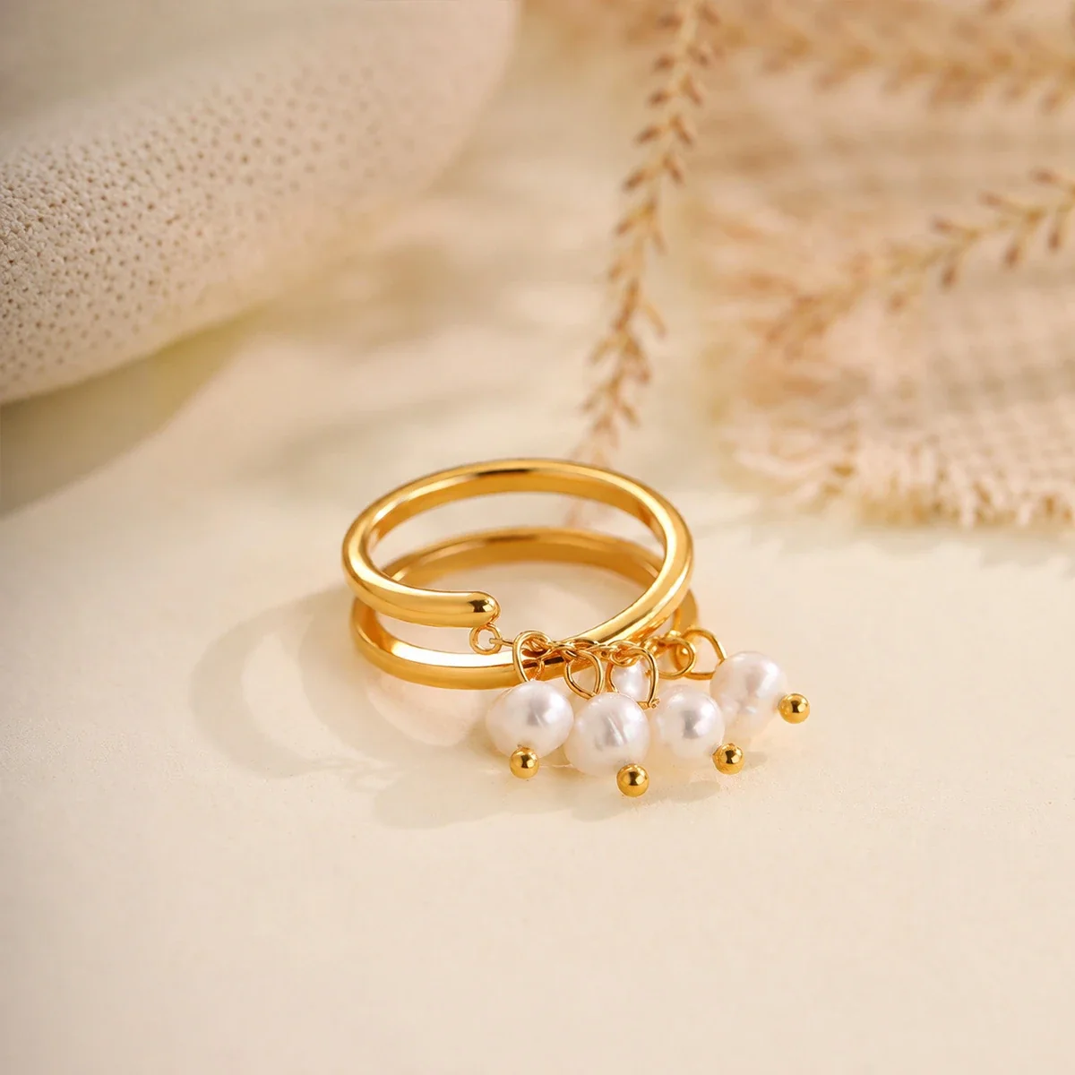 Open ring met vijf parelhangers, verguld roestvrij staal productfoto