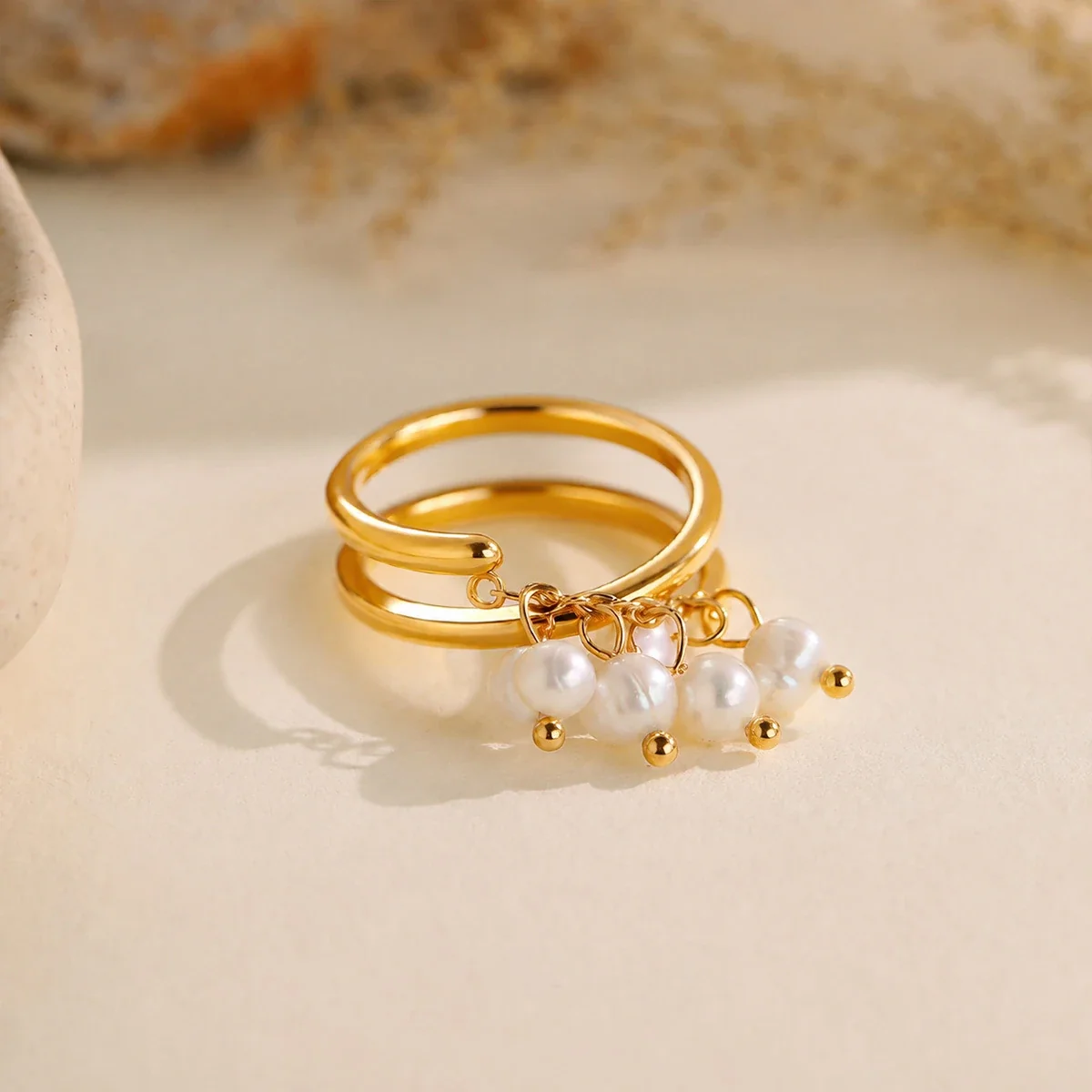 Open ring met vijf parelhangers, verguld roestvrij staal productfoto