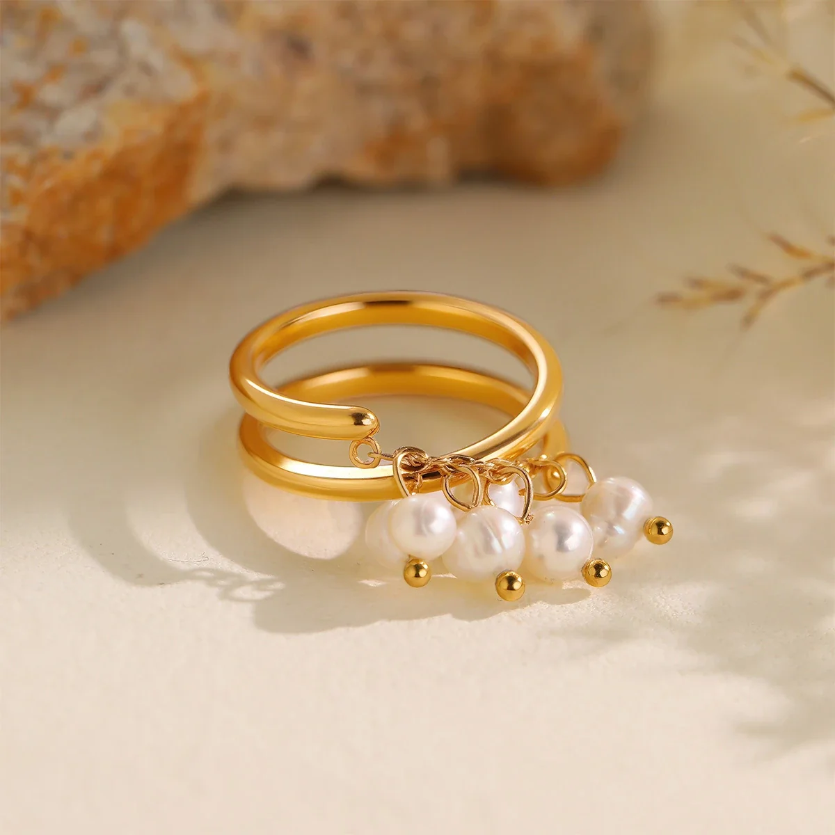 Open ring met vijf parelhangers, verguld roestvrij staal productfoto
