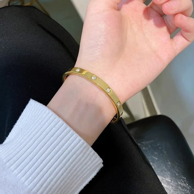 Foto del producto: Brazalete: Cristales con engaste biselado en acero inoxidable chapado en oro de 18K
