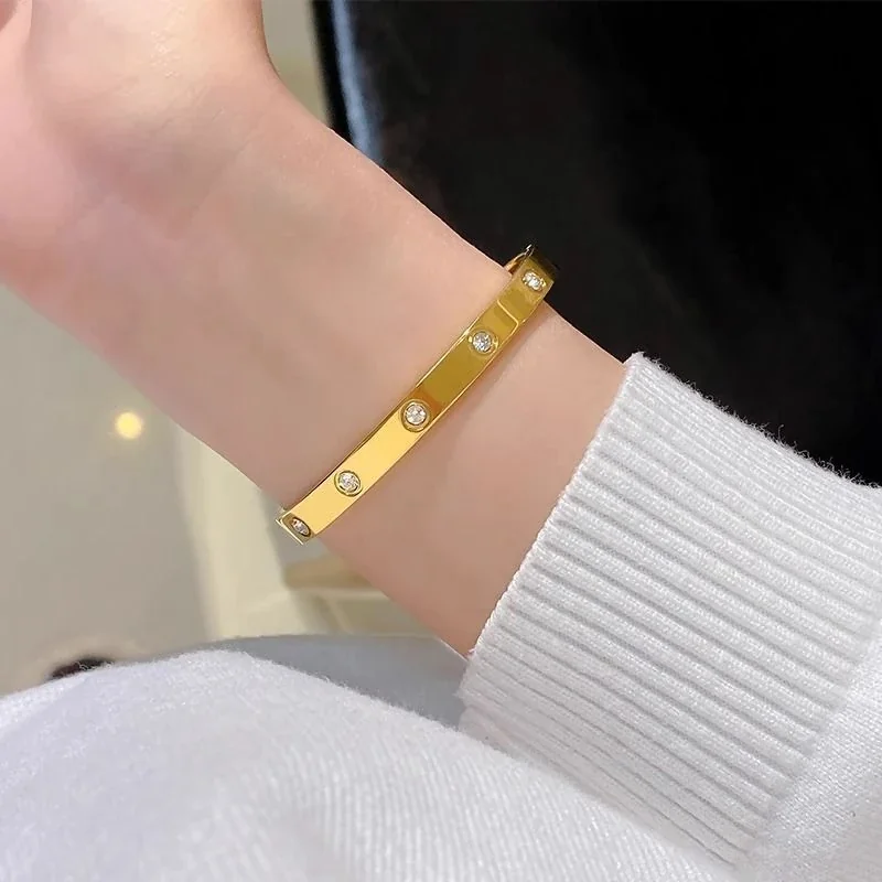Foto del producto: Brazalete: Cristales con engaste biselado en acero inoxidable chapado en oro de 18K