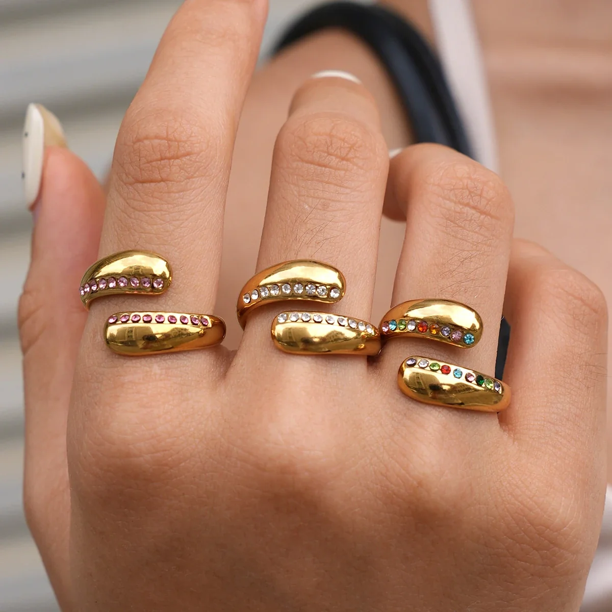 Open ring met druppeluiteinden en kristalrijen, roestvrij staal Gold PVD productfoto