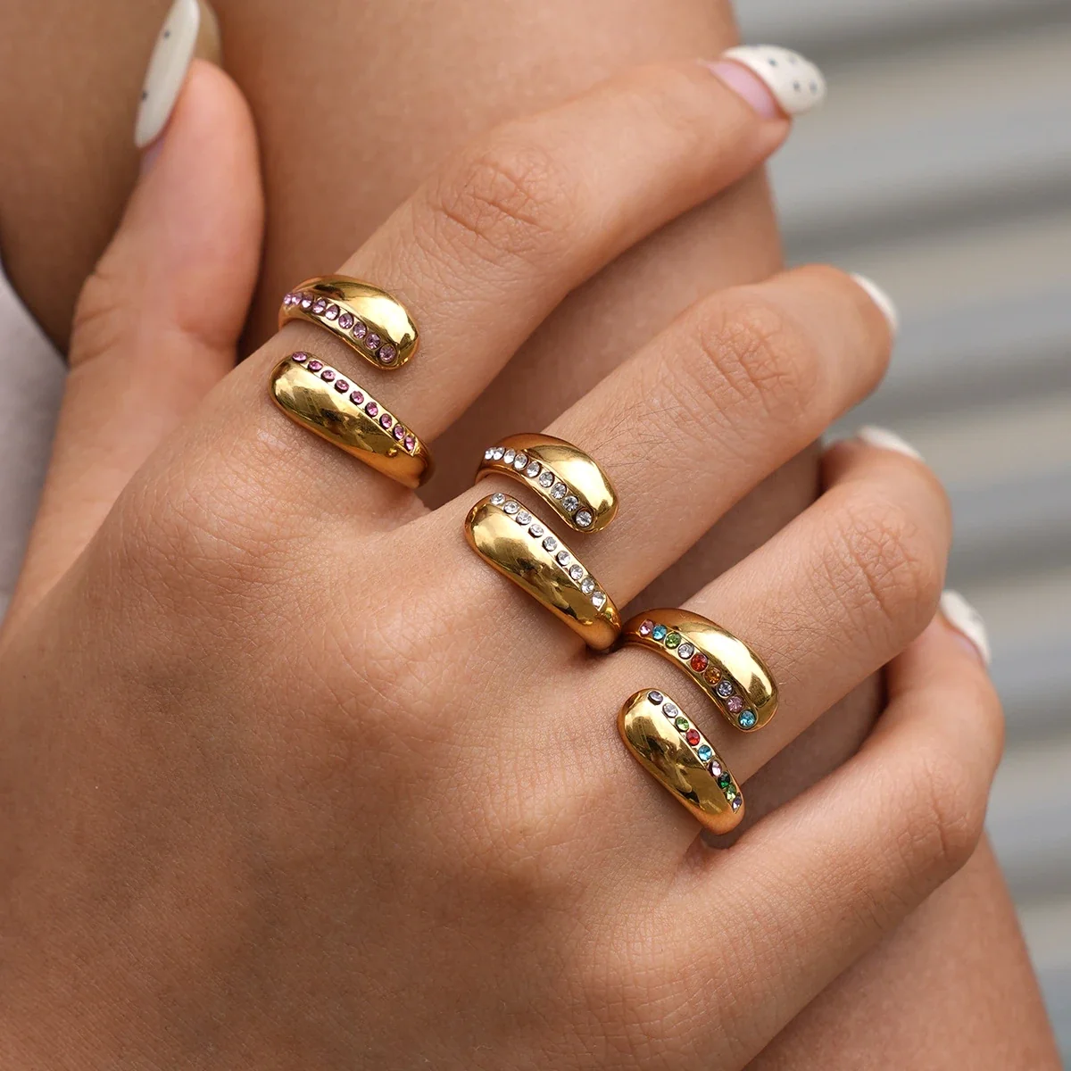 Open ring met druppeluiteinden en kristalrijen, roestvrij staal Gold PVD productfoto