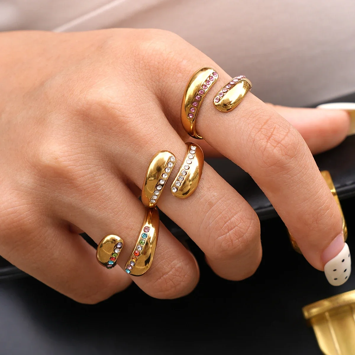 Open ring met druppeluiteinden en kristalrijen, roestvrij staal Gold PVD productfoto