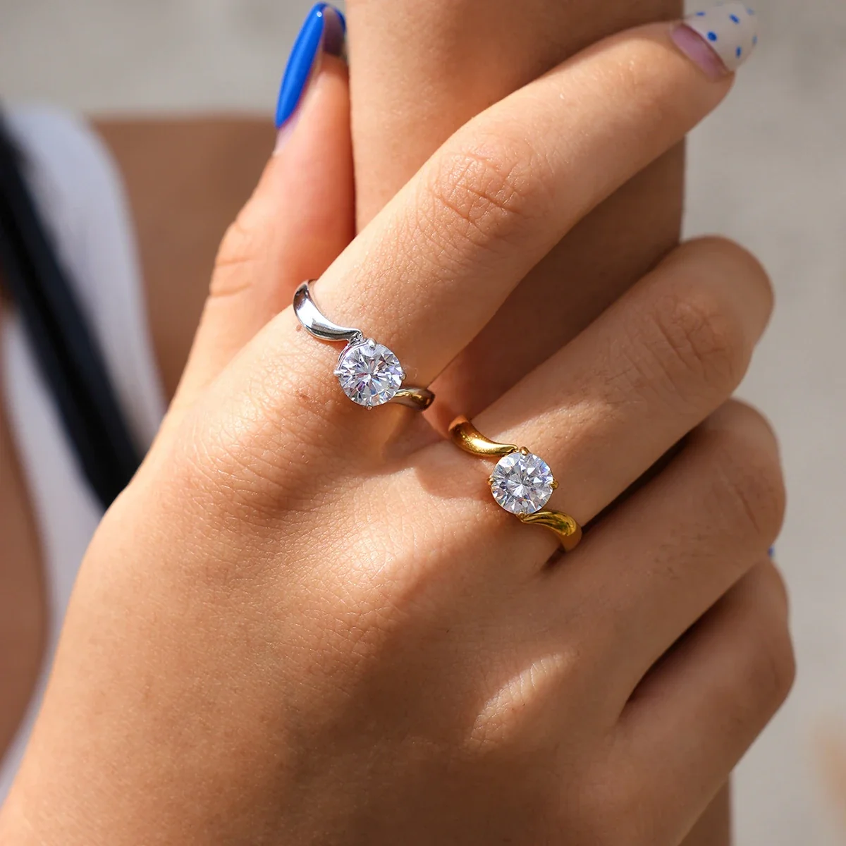Ring: Verstelbare golvende bypassring van roestvrij staal, rond kristal, goudkleurig PVD productfoto