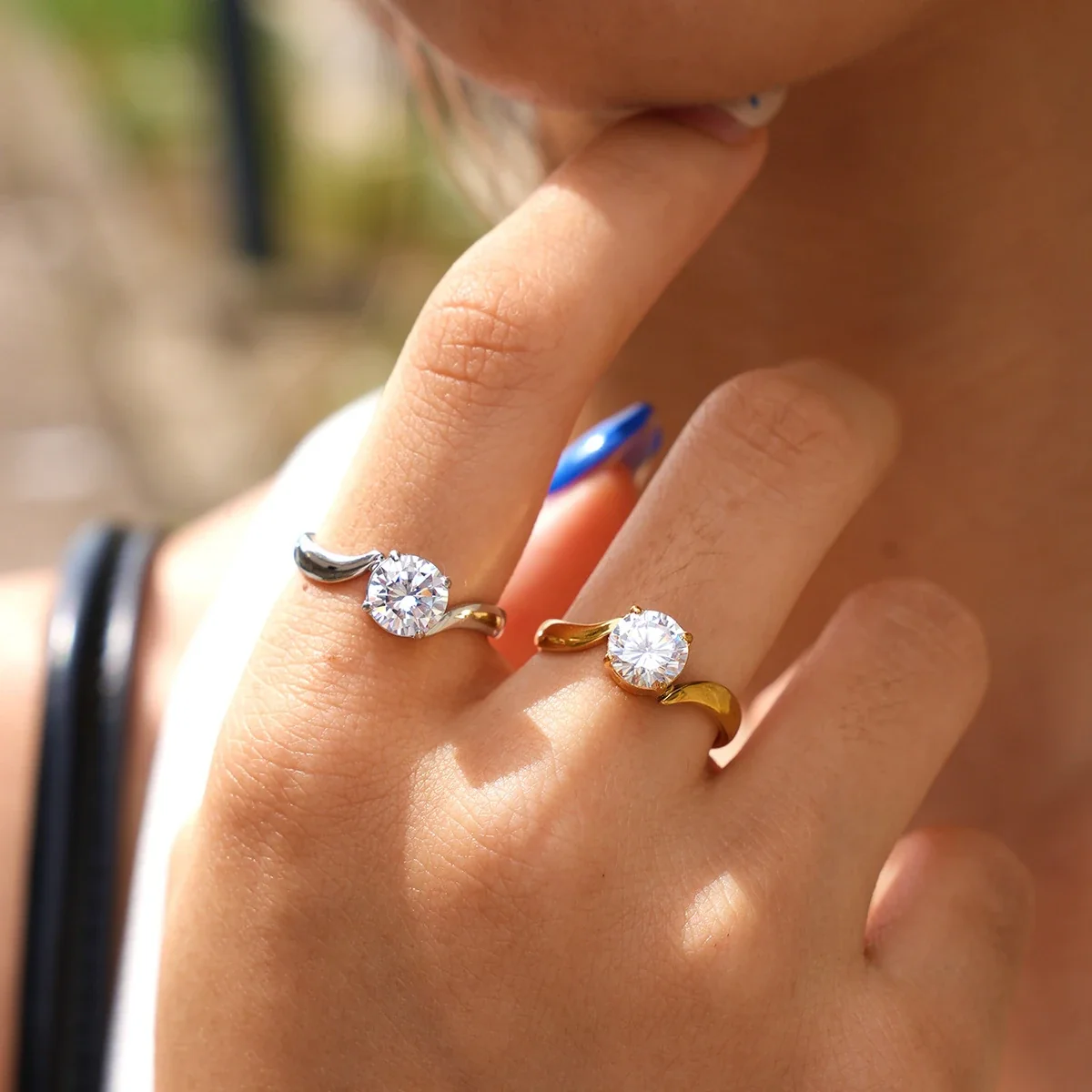 Ring: Verstelbare golvende bypassring van roestvrij staal, rond kristal, goudkleurig PVD productfoto