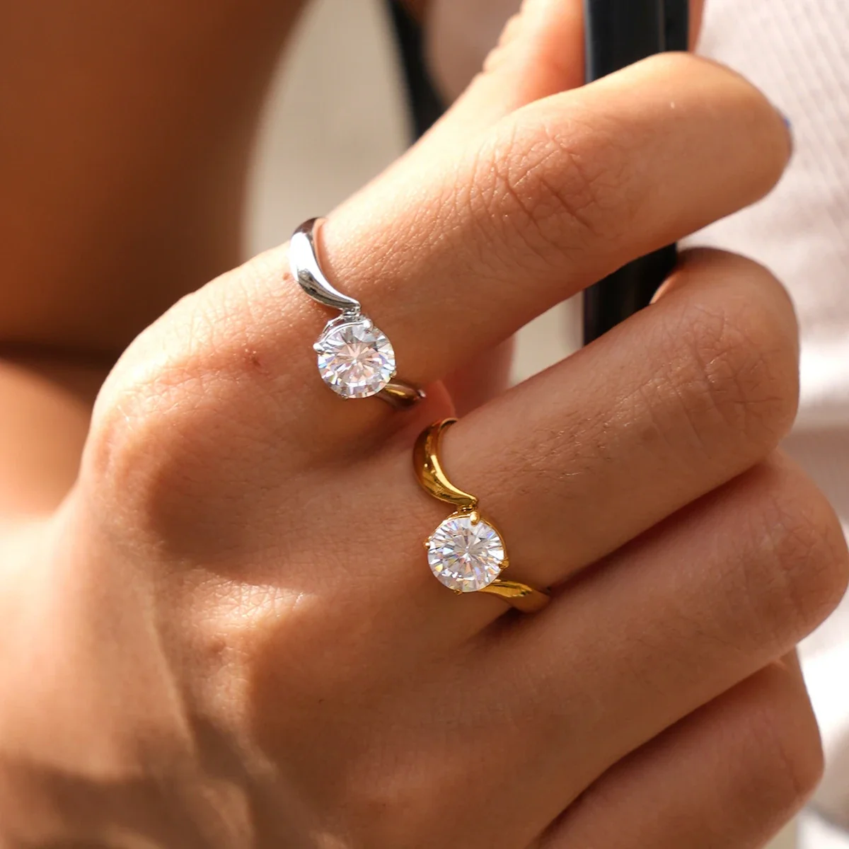 Ring: Verstelbare golvende bypassring van roestvrij staal, rond kristal, goudkleurig PVD productfoto