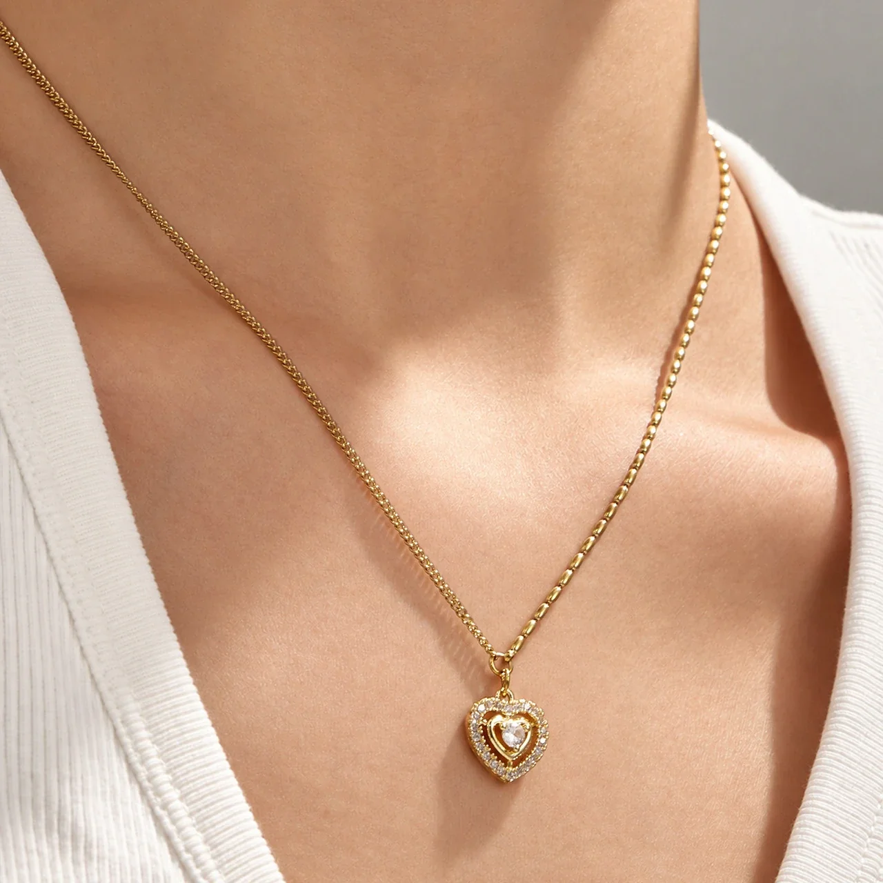 Pendant Necklaces with Crystal Motifs and Oval-Link Gold-Plated Steel