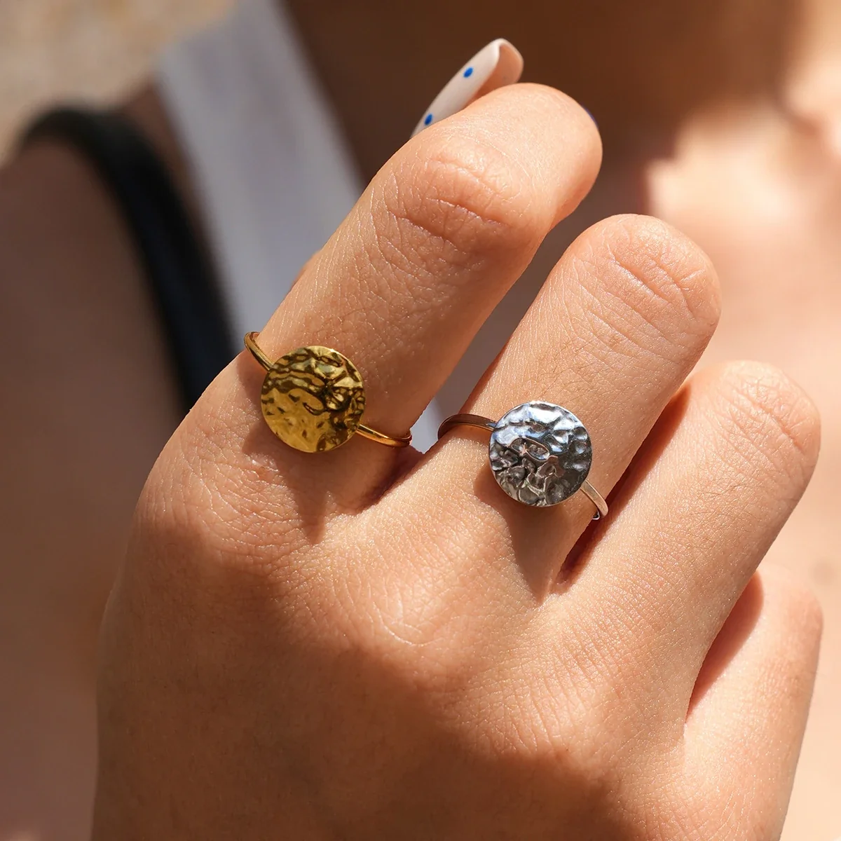 Verstelbare ring met gehamerde schijf en boluiteinden, goud PVD productfoto
