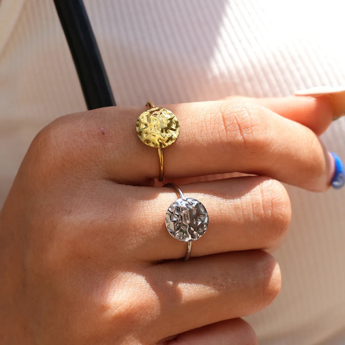 Verstelbare ring met gehamerde schijf en boluiteinden, goud PVD productfoto