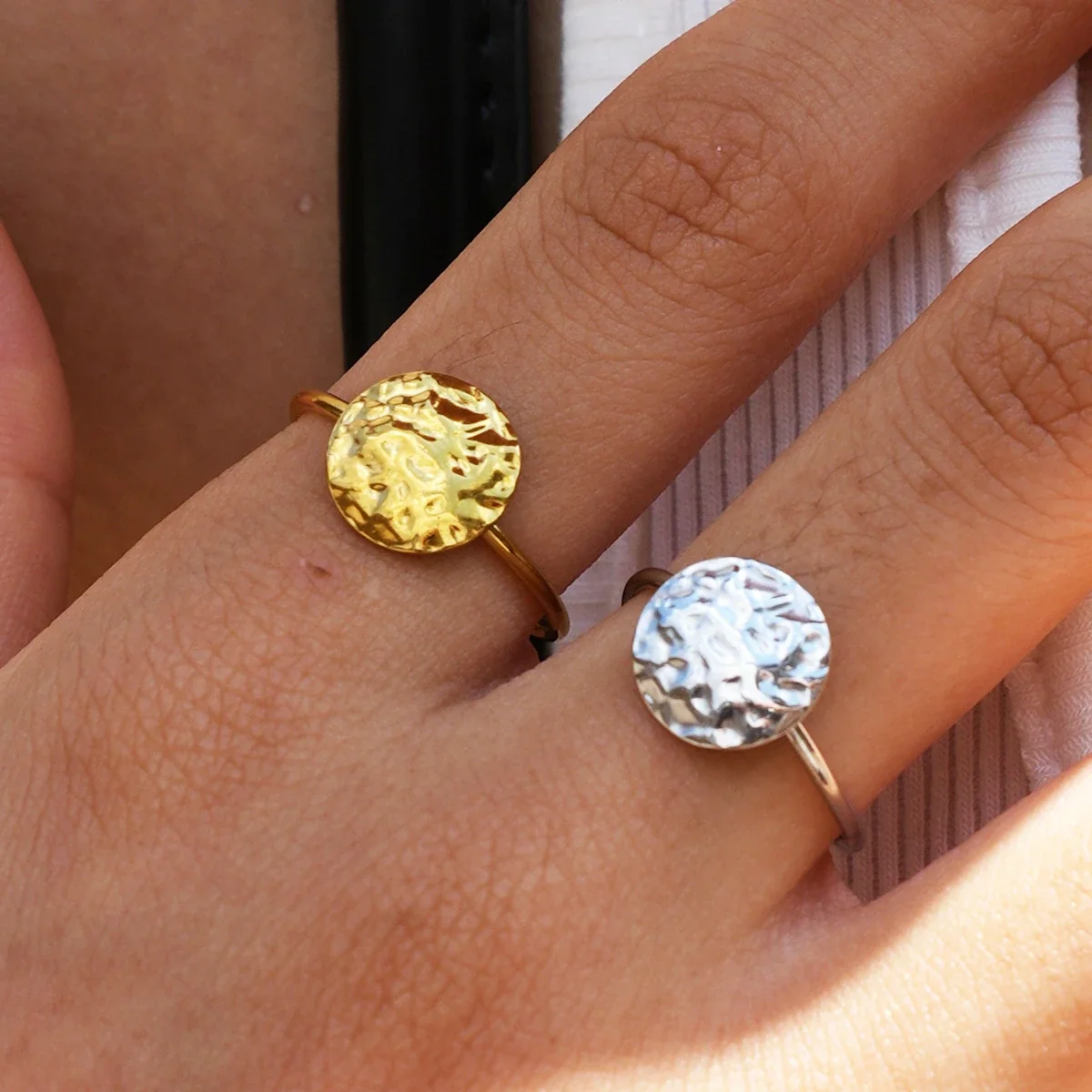 Verstelbare ring met gehamerde schijf en boluiteinden, goud PVD productfoto