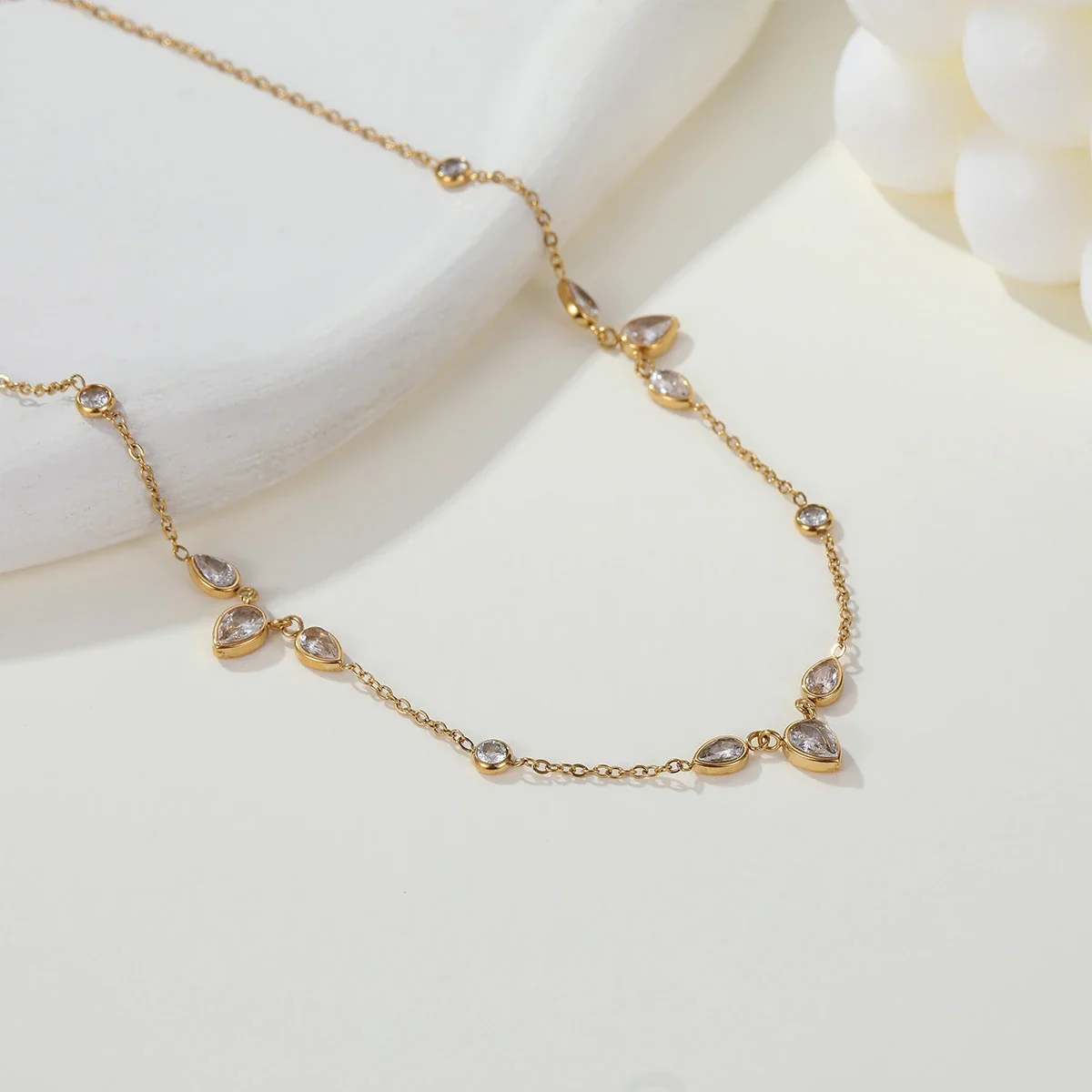 Ketting met peervormige en ronde CZ, 18K verguld productfoto
