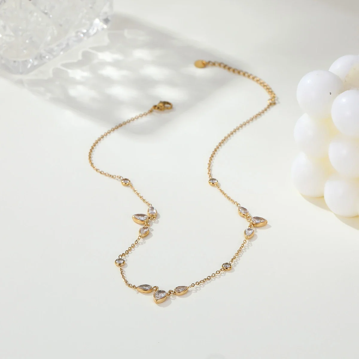Ketting met peervormige en ronde CZ, 18K verguld productfoto