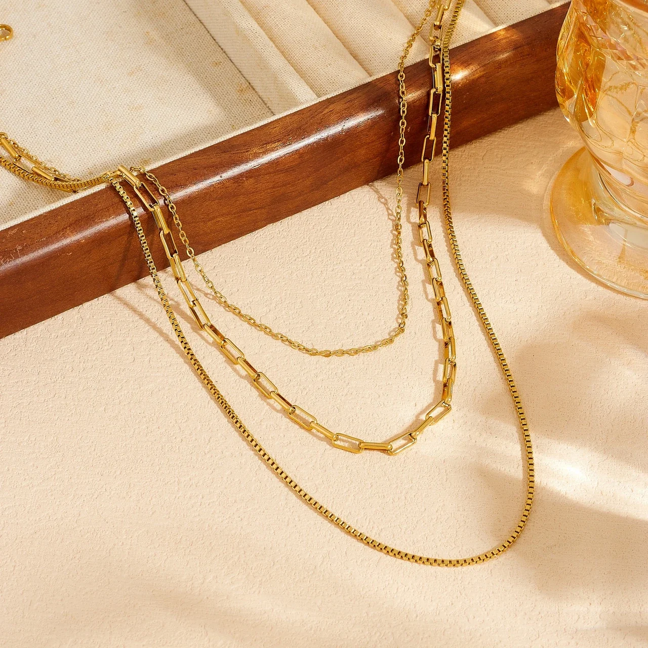 Foto do produto: Colar em Aço com Banho Dourado de Correntes Paperclip, Cabo e Caixa em Camadas