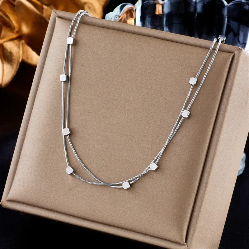 Foto del producto: Collar plateado de doble capa con cadena de serpiente y cuentas cúbicas