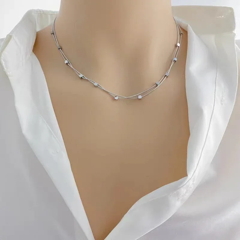 Foto del producto: Collar plateado de doble capa con cadena de serpiente y cuentas cúbicas