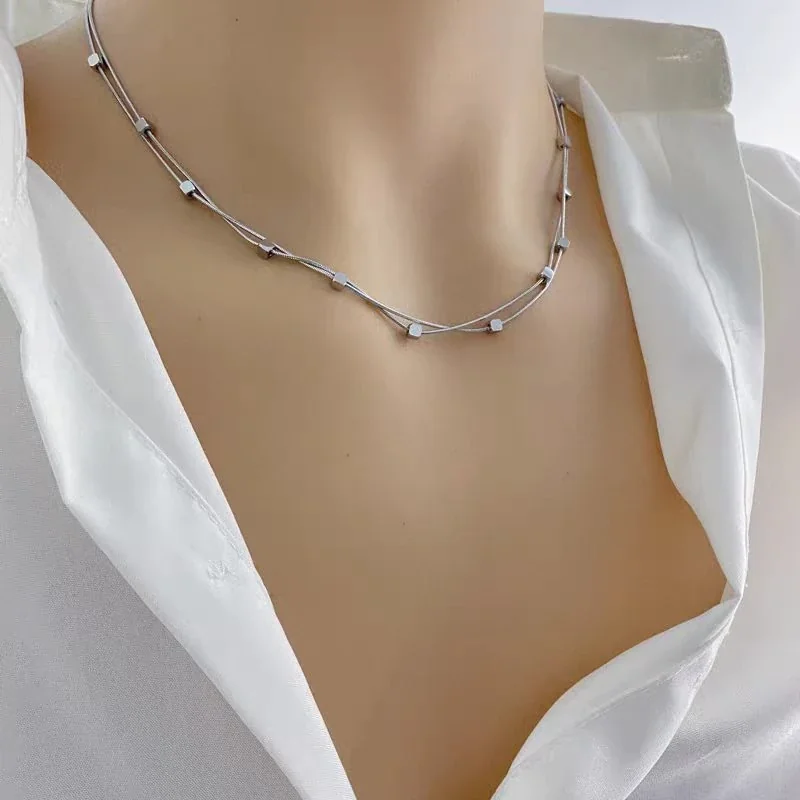 Foto del producto: Collar plateado de doble capa con cadena de serpiente y cuentas cúbicas