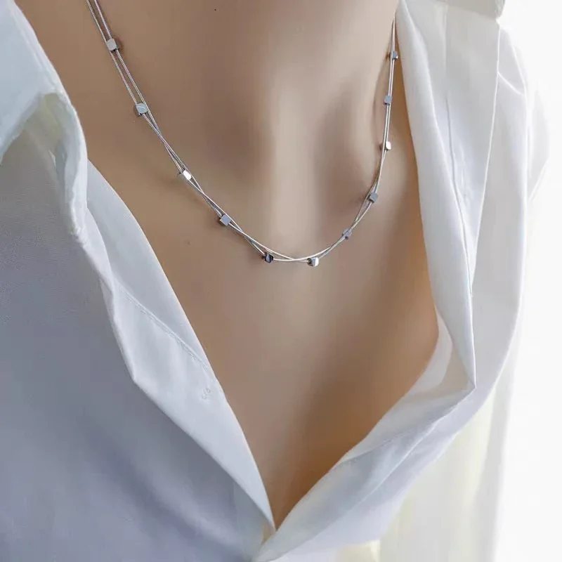 Foto del producto: Collar plateado de doble capa con cadena de serpiente y cuentas cúbicas