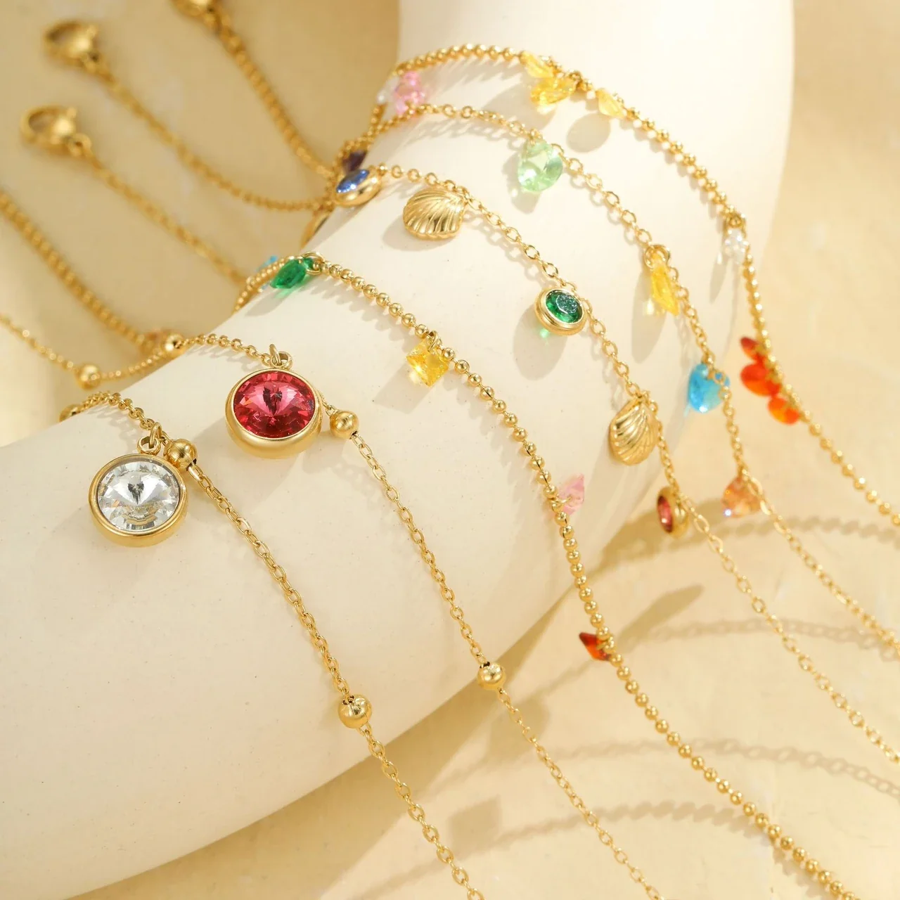 Photo produit : Bracelet de cheville avec cristaux colorés sertis clos et acier inoxydable
