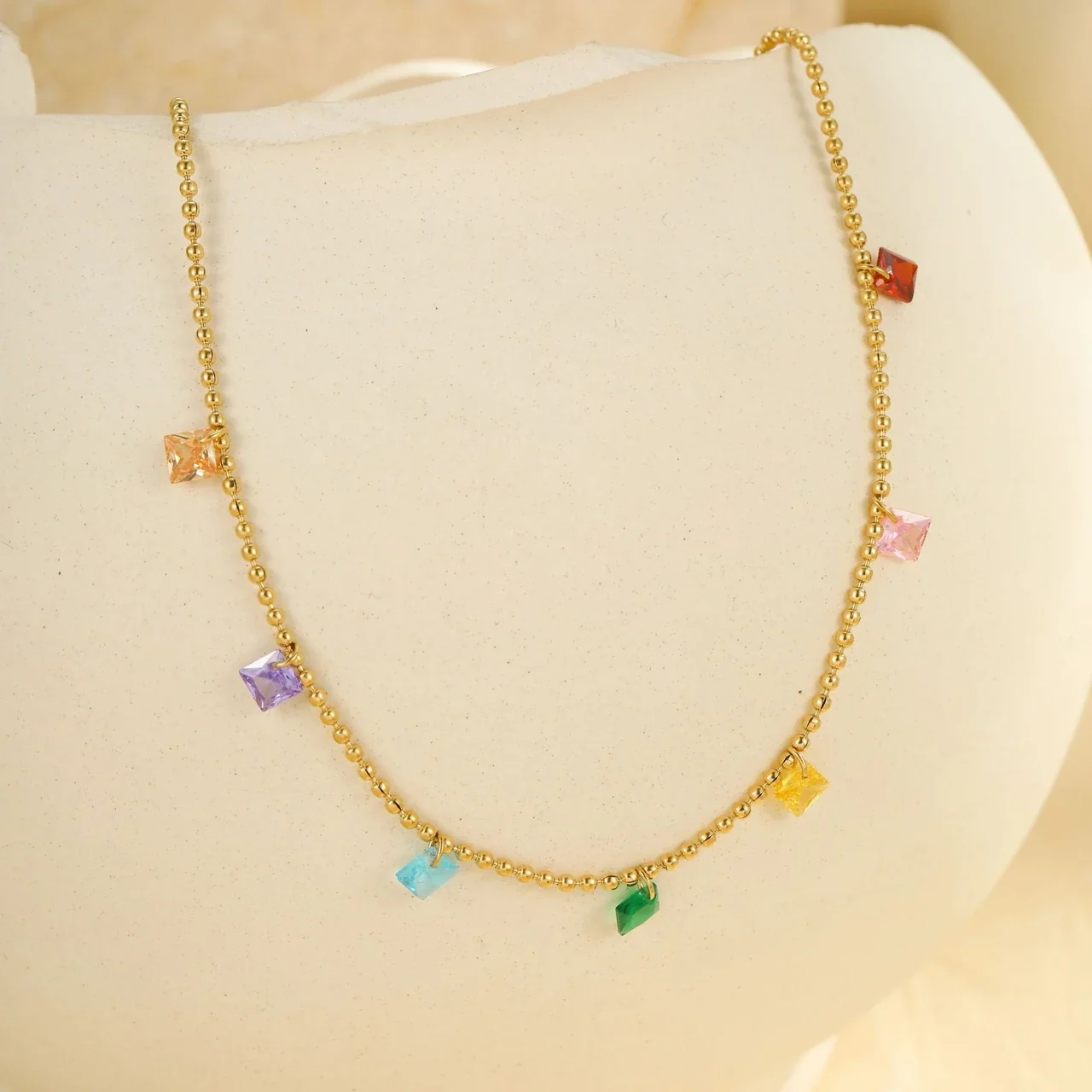 Photo produit : Bracelet de cheville avec cristaux colorés sertis clos et acier inoxydable