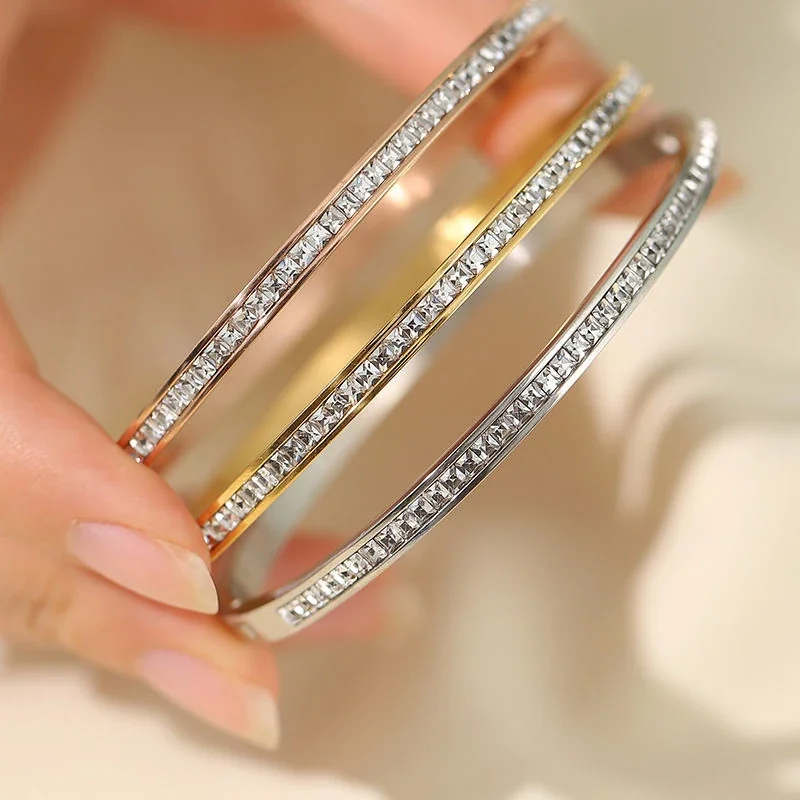 Foto del producto: Pulsera rígida con cristales transparentes engastados en canal de acero inoxidable