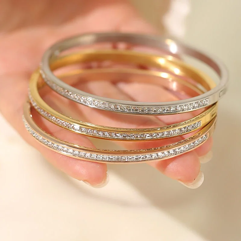 Foto del producto: Pulsera rígida con cristales transparentes engastados en canal de acero inoxidable