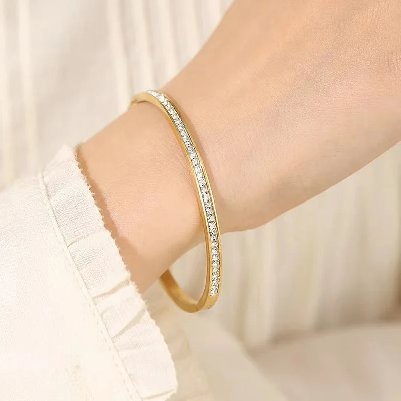 Foto del producto: Pulsera rígida con cristales transparentes engastados en canal de acero inoxidable