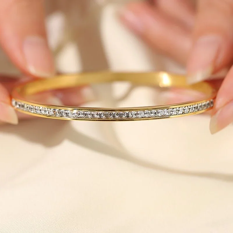 Foto del producto: Pulsera rígida con cristales transparentes engastados en canal de acero inoxidable