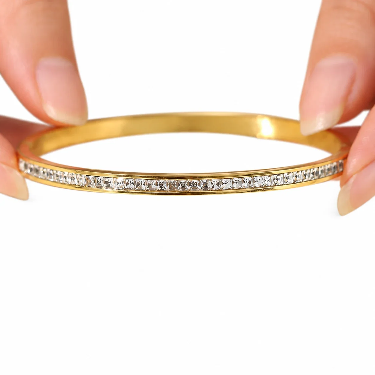 Foto del producto: Pulsera rígida con cristales transparentes engastados en canal de acero inoxidable