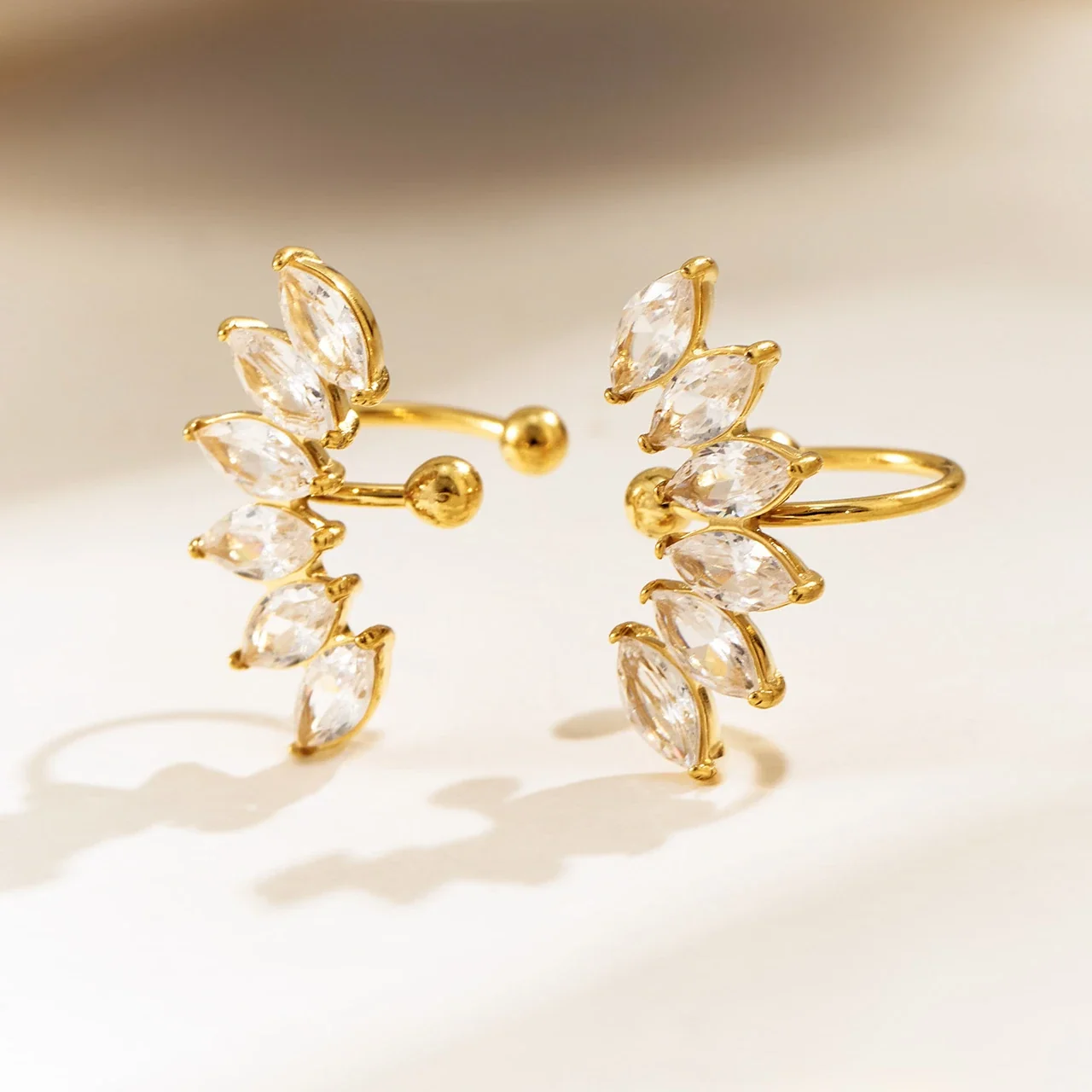 Ear cuff met marquise-CZ-bladspray, verguld staal productfoto