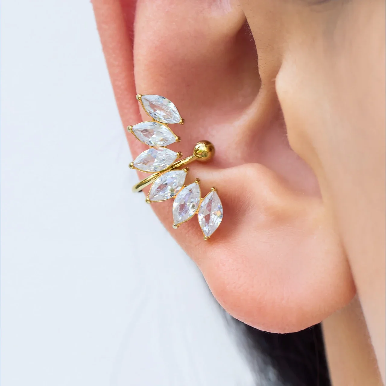 Ear cuff met marquise-CZ-bladspray, verguld staal productfoto