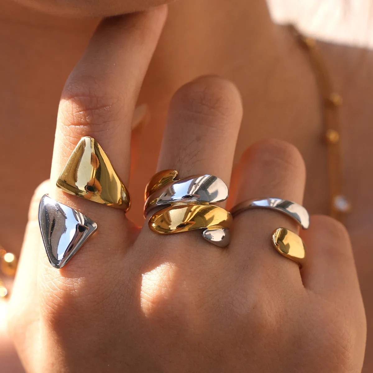 Verstelbare ring met geometrische open uiteinden, goud PVD productfoto