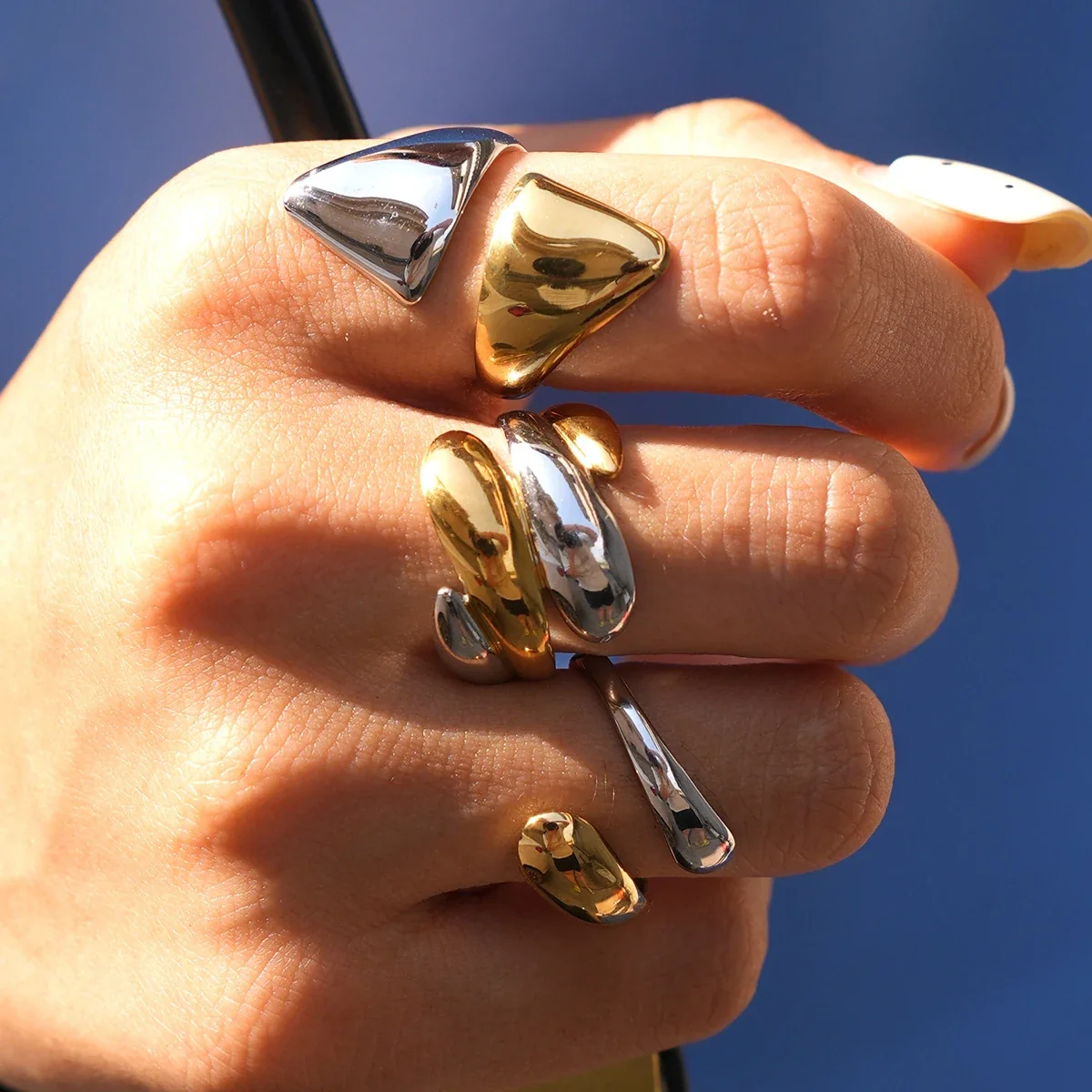 Verstelbare ring met geometrische open uiteinden, goud PVD productfoto