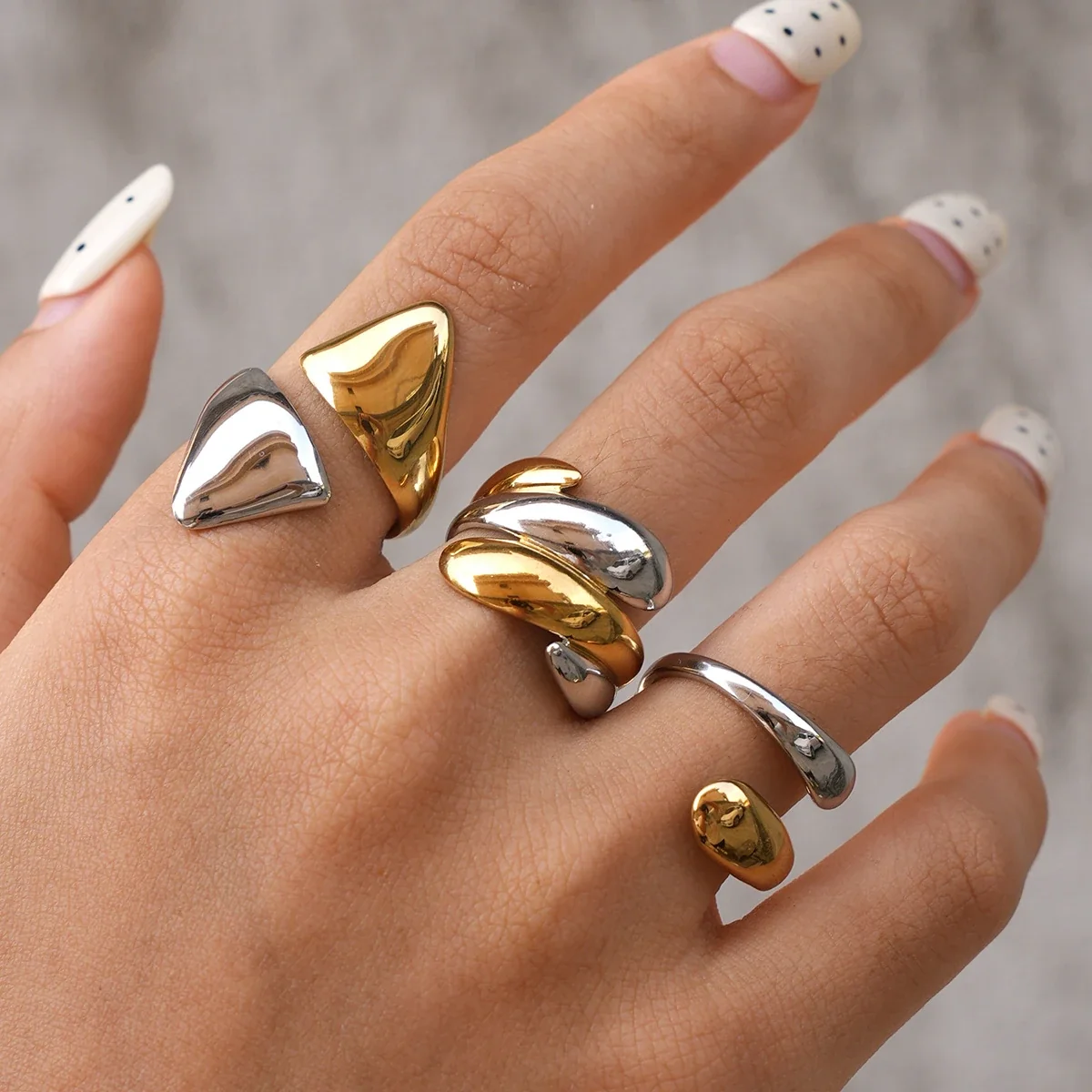 Verstelbare ring met geometrische open uiteinden, goud PVD productfoto