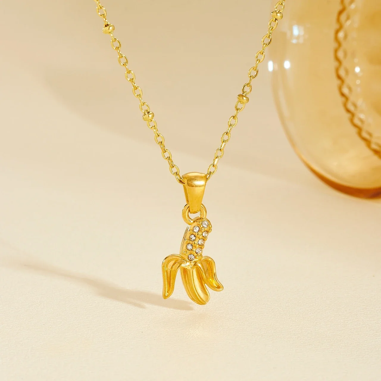 Photo produit : Collier pendentif banane avec chaîne perlée, acier plaqué or