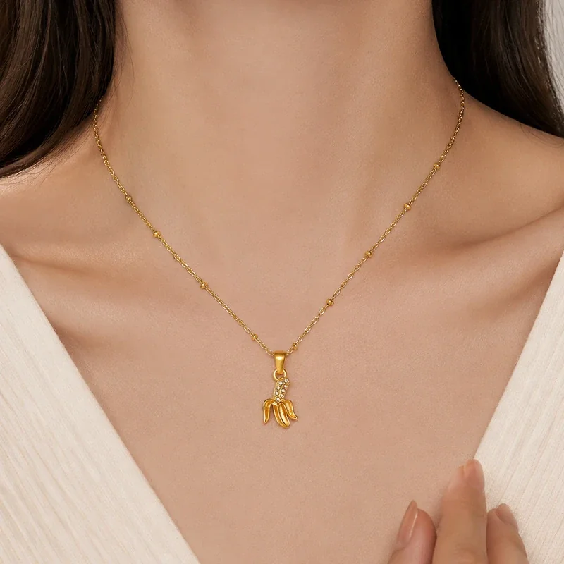 Photo produit : Collier pendentif banane avec chaîne perlée, acier plaqué or
