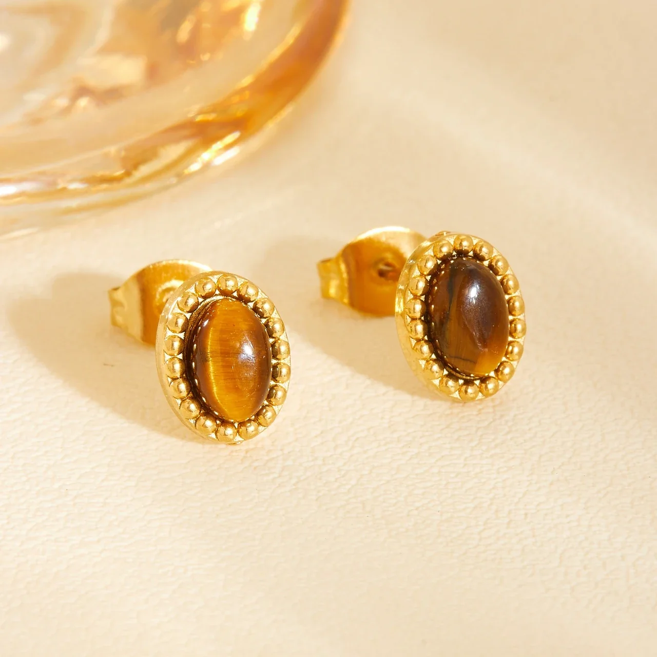 Produktfoto: Schmuckset mit ovalem Cabochon und Perlenrahmen aus vergoldetem Edelstahl